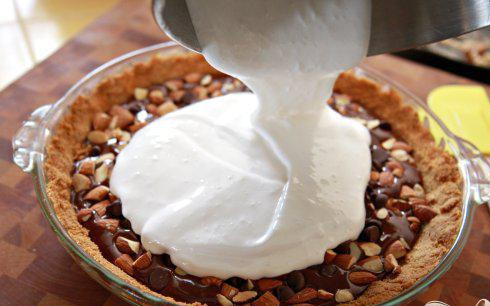 1. Этап. Пирог с шоколадной начинкой и зефирным наполнением: 7. Зефирное наполнение равномерно распределить поверх шоколадного крема, чтобы оно покрывало всю его поверхность. Поставить пирог в холодильник на 1 час, затем обернуть смазанной маслом пленкой (промасленный стороной вниз) и поставить в холодильник на 3 часа.