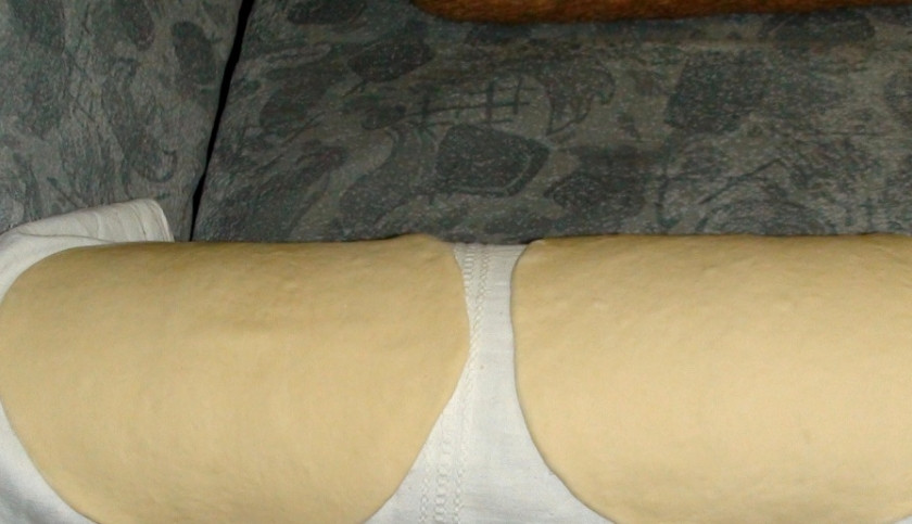 1. Этап. Слоеные вертуты: Когда тесто подойдет, мы разделяем его на несколько частей. Из каждой части формируем шарик и раскатываем его в круглый пласт, выкладываем коржи на чистое полотенце и даем им пару минут отдохнуть.