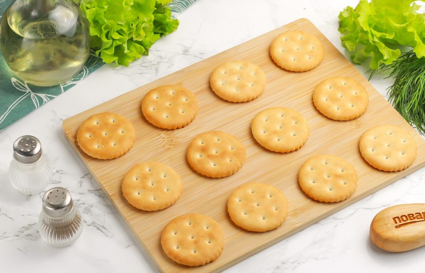 1. Этап. Крекеры закусочные: Выложите крекеры на доску или тарелку, блюдо.