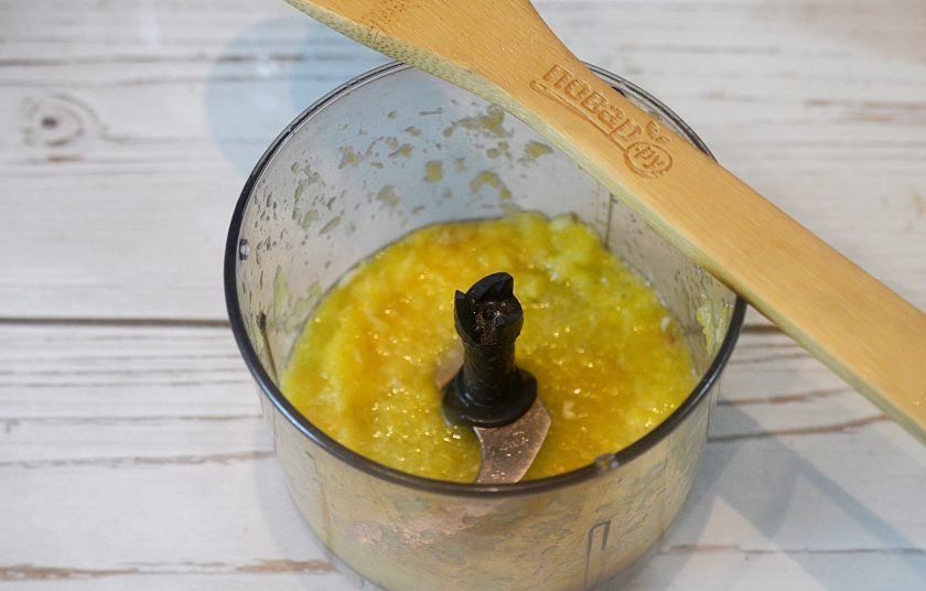 1. Этап. Варенье из тыквы с апельсином: 2. Апельсин почистите и измельчите с помощью блендера.