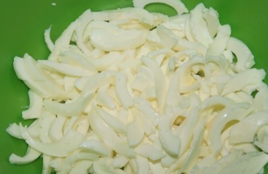 1. Этап. Салат с кальмарами и красной икрой: 4. Нарежьте тонкими ломтиками.