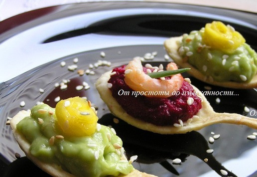 1. Этап. Вкусные ложки со свеклой и авокадо: Перед подачей посыпьте кунжутом.