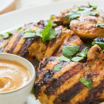 Куриная грудка на гриле с соусом