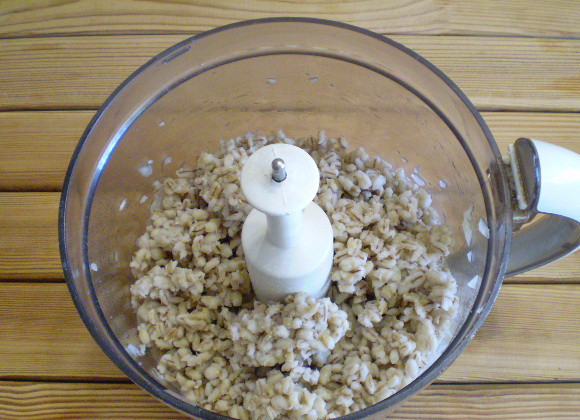 1. Этап. Котлеты из перловки: 4. К луку добавляем перловую кашу. Измельчаем.