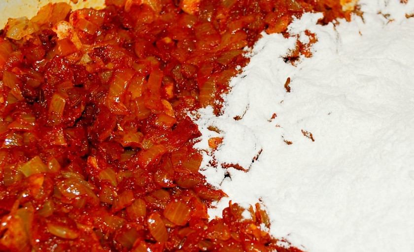 1. Этап. Флячки по-польски: Потом добавляем немного муки и паприку, перемешиваем, обжариваем опять до золотистого цвета муки.