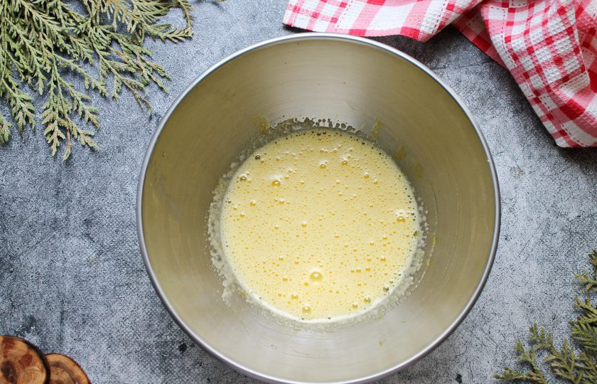 1. Этап. Ботлихский пирог: Яйцо разбейте в миску, перемешайте и отделите половину в чашку. Добавьте к оставшемуся яйцу сахар и щепотку соли. Взбейте в пышную, светлую массу.