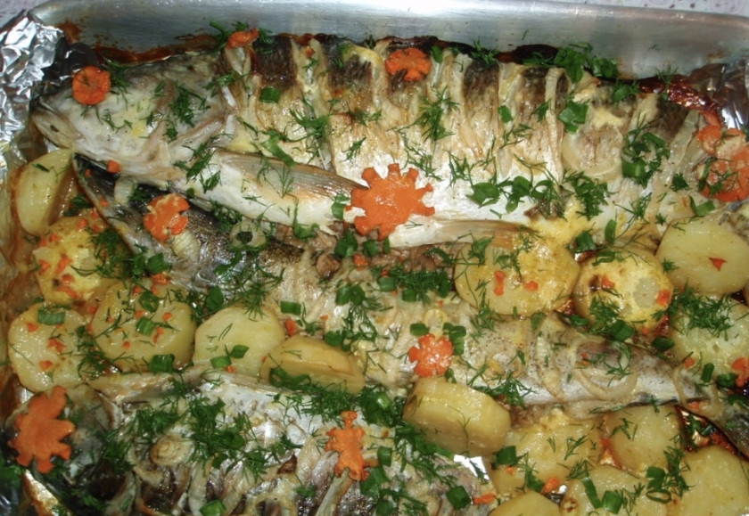 1. Этап. Жереха с грибами: Готовьте рыбу на фольге в духовке при 200 градусах в течение 40 минут. Не забудьте выложить к рыбе картофель с морковью. При подаче посыпьте блюдо зеленью.