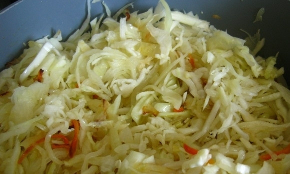 1. Этап. Тушеная капуста: Потом добавьте капусту и тушите овощи под крышкой минут 20. Затем всыпьте соль и перец.