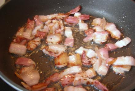 1. Этап. Суккоташ по-венгерски: Обжариваем кусочки бекона в растительном масле.