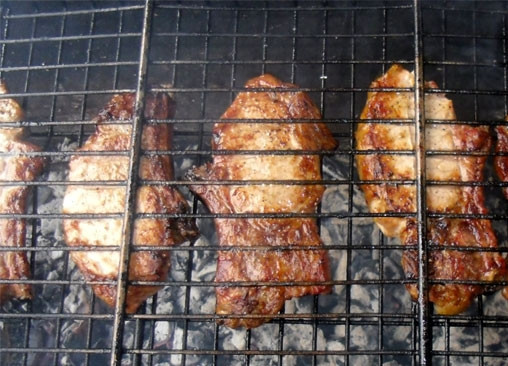 1. Этап. Шашлык из ребрышек: Готовое мясо на прокол выделяет прозрачный сок.