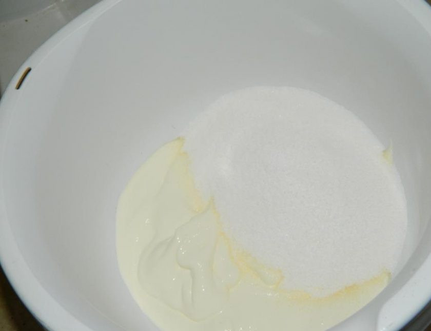 1. Этап. Торт Воздушный поцелуй: Для крема взбейте жирную сметану с сахарной пудрой.