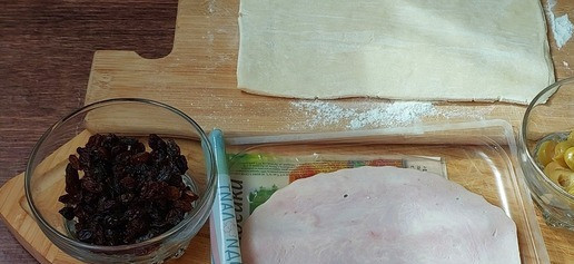 1. Этап. Слойки с ветчиной, изюмом и оливками: Тесто оставить размораживаться. Изюм промыть, обсушить. Если излишне сухой - предварительно размочить в кипятке. Оливки нарезать кольцами. Ветчина манипуляций, кроме как распаковать, не требует.