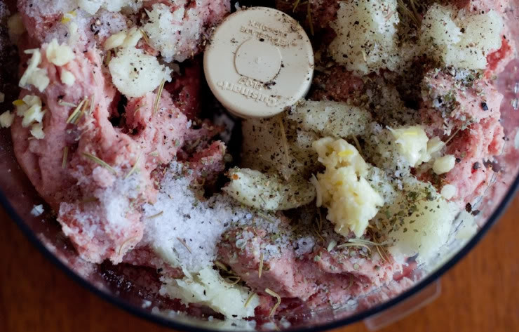 1. Этап. Гирос: Верните лук в блендер, добавьте все остальные ингредиенты (специи и фарш) и перемешайте.