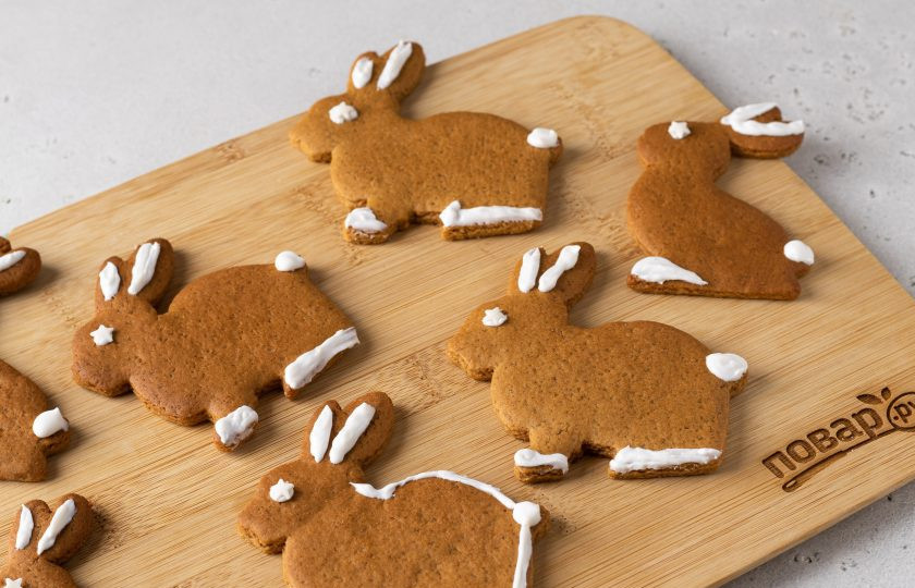 1. Этап. Имбирное печенье на год Кролика: Для украшения я использую готовую глазурь. Разогрейте ее в теплой воде, переложите в пакетик и произвольно нанесите узоры. Оставьте на полчаса, чтобы глазурь застыла.