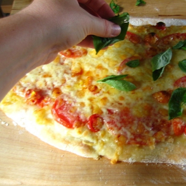 1. Этап. Пицца по-домашнему: Готовую пиццу посыпаем свежими листьями базилика.