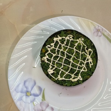 1. Этап. Салат Вкуснейший: Сверху смазать майонезом.