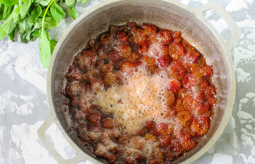 1. Этап. Варенье из лесной земляники: Снова поместите емкость на плиту. За время остывания ягодки втянут сладкий сироп в себя. Отварите варенье на минимальном нагреве примерно 10 минут до необходимой густоты. Чем дольше будете его готовить, тем гуще оно получится.