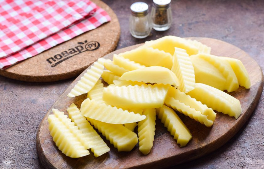 1. Этап. Картошка с базиликом в духовке: Очистите картофель, вымойте, просушите. Нарежьте картофель средними продолговатыми кусочками. Если картофель мелкий, можно оставить целиком. Также можно использовать фигурный нож.