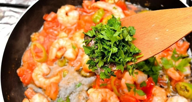 1. Этап. Креветочный салат: Через 3 минуты влейте лимонный сок, перемешайте и добавьте измельченную зелень.