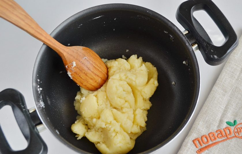 1. Этап. Гужеры: 4. Тесто должно хорошо отставать от стенок и собираться в ком. Оно мягкое и пластичное, как на фото.