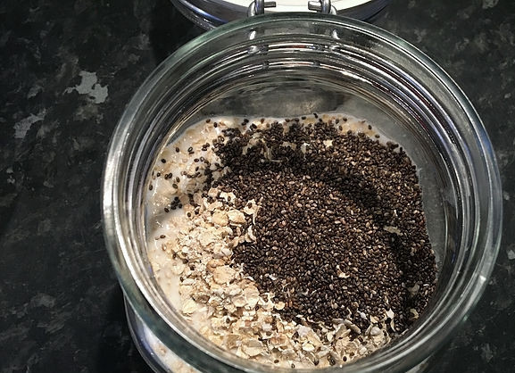 1. Этап. Овсянка в банке с отрубями и фруктами: 3. По желанию всыпьте немного семян чиа или мак, например.