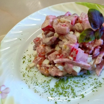 Салат с фасолью, помидорами, копченой колбасой