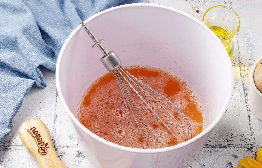 1. Этап. Блинчики на кефире: В глубокой миске взбейте яйца с сахаром и солью.