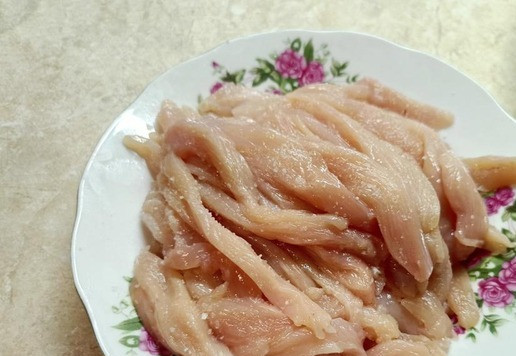 1. Этап. Джерки из индейки по-азиатски: Грудку индейки нарезать соломкой. Не мельчите, ведь в процессе сушки объём продукта уменьшается. Посолите мясную нарезку.