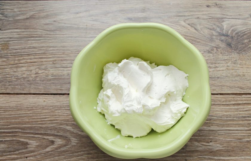 1. Этап. Меренговый рулет с клубникой: В миску выложите творожный сыр, влейте сливки и добавьте сахарную пудру. Вбивайте в течение 3 минут до пышной массы.