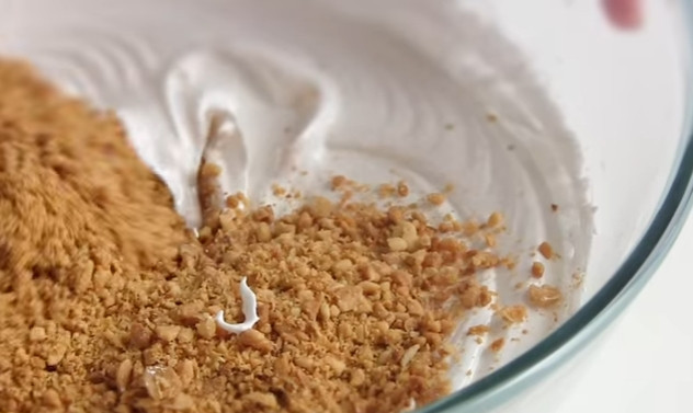 1. Этап. Торт-безе с масляным кремом: 4. Отложите 1-2 ст. ложки взбитого белка в кондитерский мешок, а к остальному добавьте арахис и перемешайте.