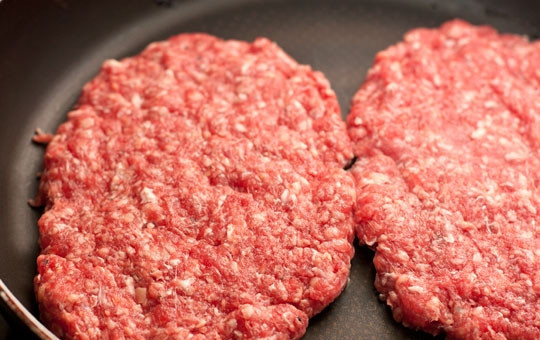 1. Этап. Домашний гамбургер с ржаным хлебом: Выкладываем котлетки на сухую сковороду (если сковорода хорошая - пригорать не будут, если плохая - добавьте немного масла).