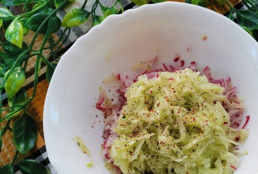 1. Этап. Салат Азарт: Приправить солью, перцем (4 перца) и зубчиком чеснока (натереть, нарезать или пропустить через пресс).