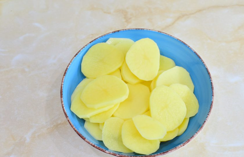 1. Этап. Телятина по-Орловски: Картофель очистите, ополосните и нарежьте кружочками.