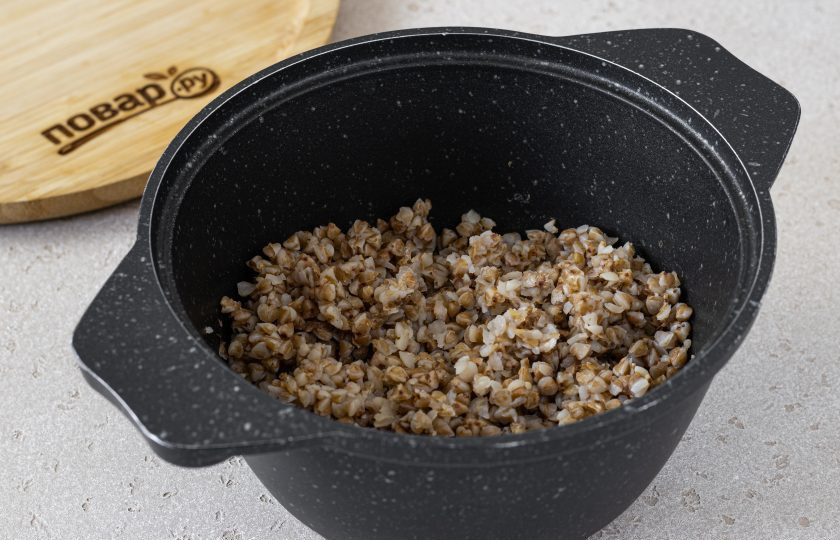 1. Этап. Гречка с тофу: Гречку промойте, переложите в кастрюлю, влейте воду и подсолите. Доведите до кипения, убавьте огонь, накройте крышкой и варите около 25 минут до готовности.