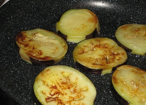 1. Этап. Баклажаны с помидорами и сыром: Теперь их нужно обсушить и обжарить на раскаленной сковороде, стараясь использовать поменьше масла, иначе блюдо получится очень жирным.