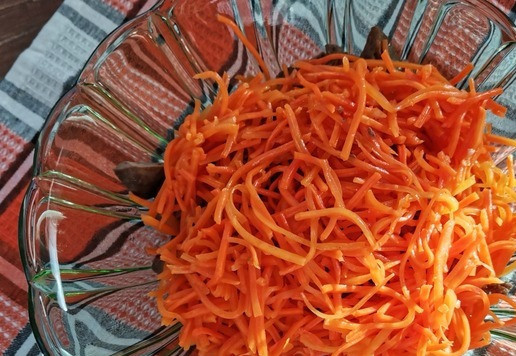 1. Этап. Печёночный салат Нетипичный: Слишком длинные морковные шнурки укоротить в два раза.