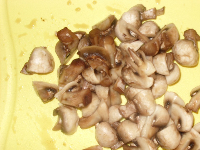 1. Этап. Соус для курицы в духовке: Грибы крупно порежьте и обжарьте на оливковом масле.