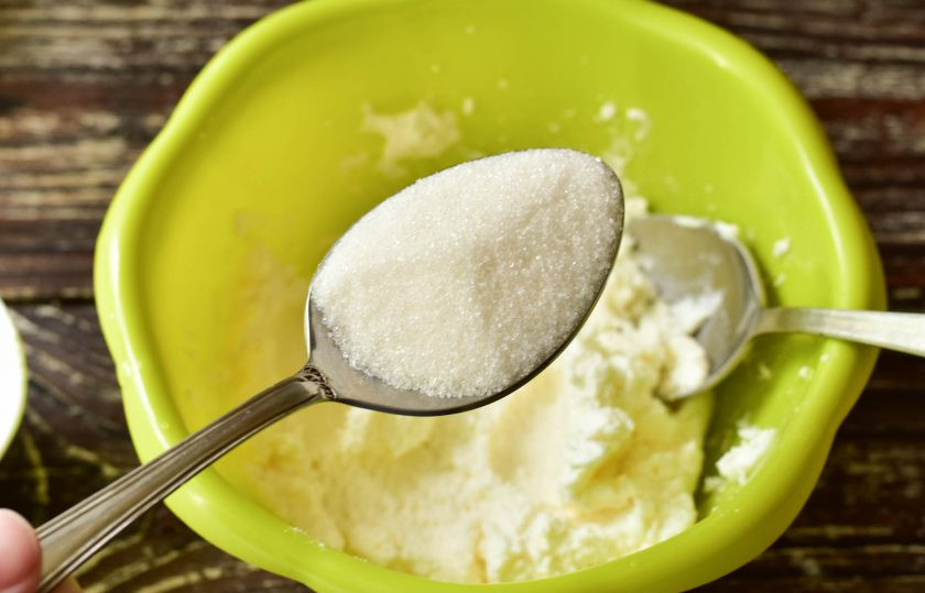 1. Этап. Ватрушки с творожной массой: Добавьте сахар. Хорошо перемешайте начинку.