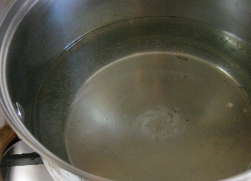 1. Этап. Огурцы соленые с водкой: 4. Через четыре дня с банок слейте рассол в эмалированную кастрюлю. Этот рассол нужно поставить на огонь и вскипятить. Затем варить еще пять минут.