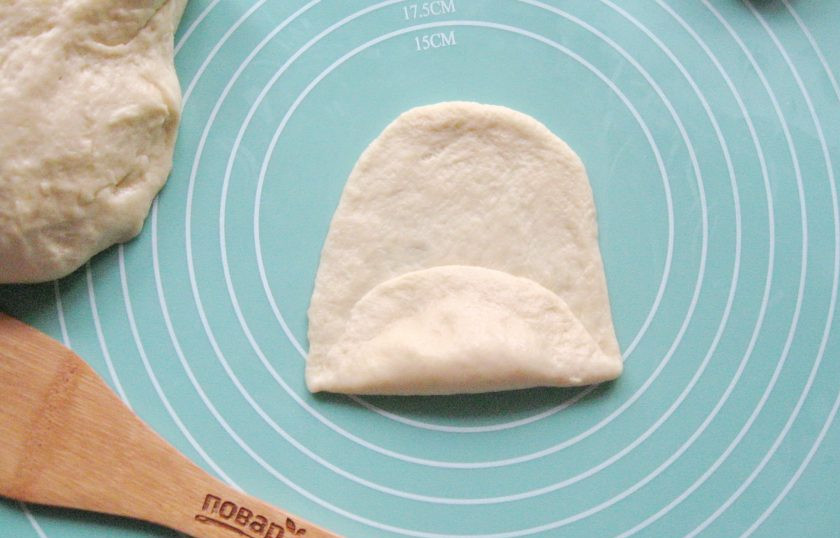 1. Этап. Булочки Как у бабушки: Накройте творог тестом, залепите края.