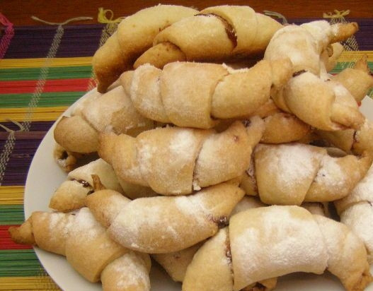 1. Этап. Печенье Рогалики с повидлом: 9. Вот и получилось у нас вкусное и рассыпчатое печенье с повидлом. Если вы замените маргарин сливочным маслом, то готовые рогалики будут более мягкими и не такими рассыпчатыми.