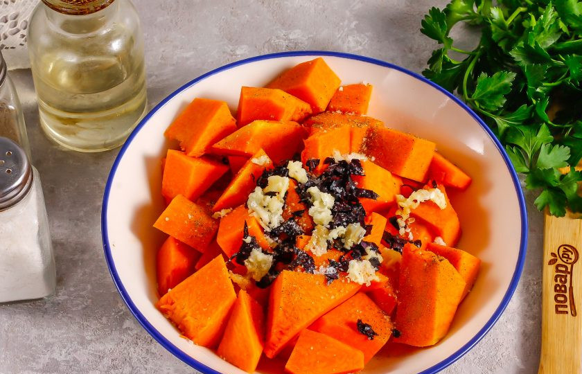 1. Этап. Тыква запеченная с базиликом: Всыпьте соль и молотый черный перец. Аккуратно все перемешайте.