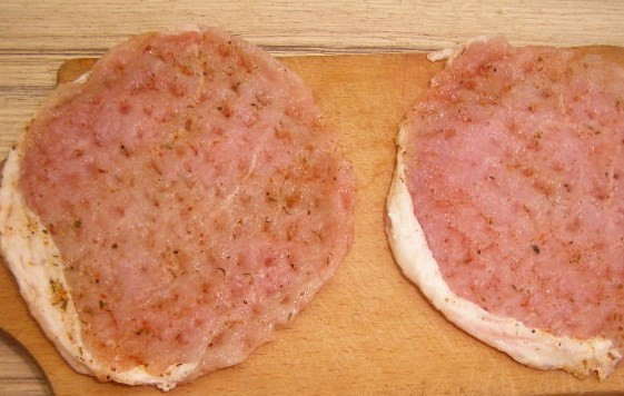 1. Этап. Ромштекс из свинины: Мясо для ромштекса нужно нарезать поперек волокон на ломти толщиной 1-1,5 см. Слегка отбить. Посолить и поперчить (примерно по 1 щепотке соли и перца на каждый кусок).