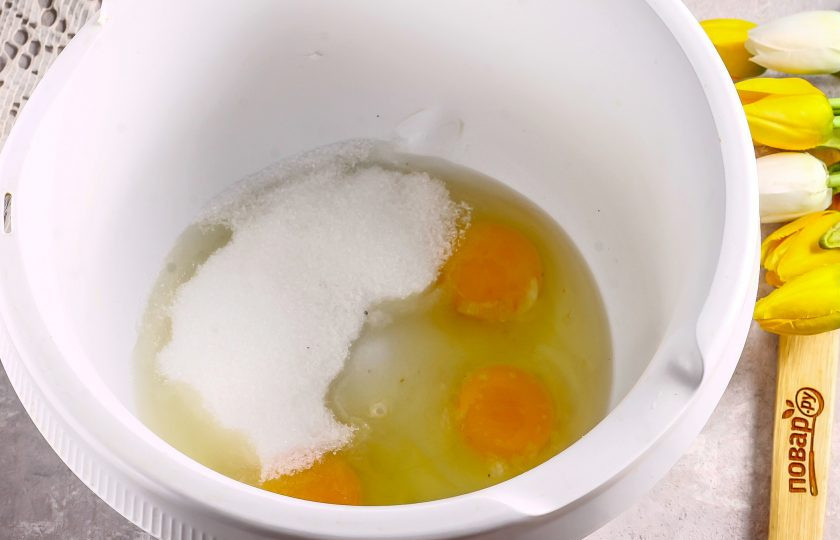 1. Этап. Кокосовый пирог с вишней: Куриные яйца вбейте в емкость миксера или кухонного комбайна, всыпьте туда же сахар и соль. По желанию можете капнуть кокосовый ароматизатор или ванильный. Взбейте все в течение 4-5 минут до пышной пены.