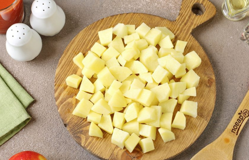 1. Этап. Щи с яблоками: Картофель нарежьте небольшими кубиками.