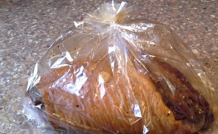 1. Этап. Запекание свиной рульки в духовке: Рукав для запекания внутри смазываем растительным маслом. Выкладываем рульку, завязываем рукав и отправляем в разогретую до 200 градусов духовку на 2 часа.