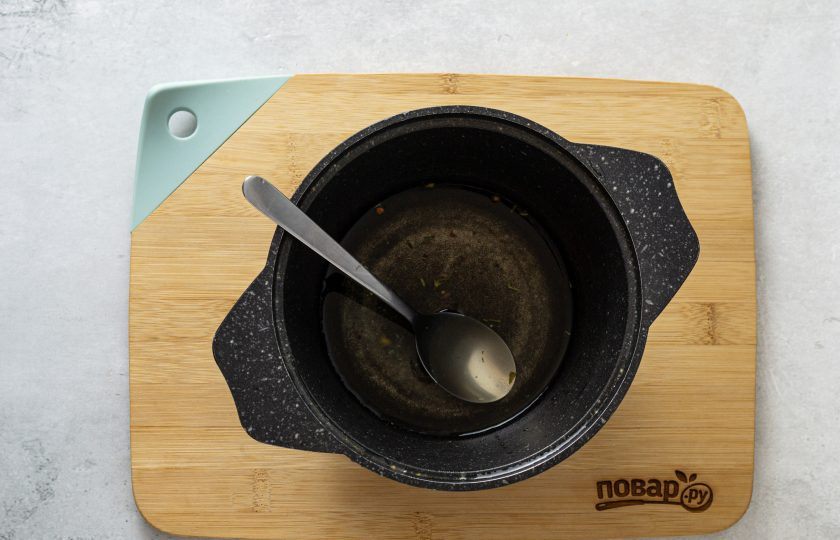 1. Этап. Маринованные огурцы с крыжовником: Слейте воду в кастрюлю, добавьте сахар и соль. Доведите до кипения и в конце влейте уксус.