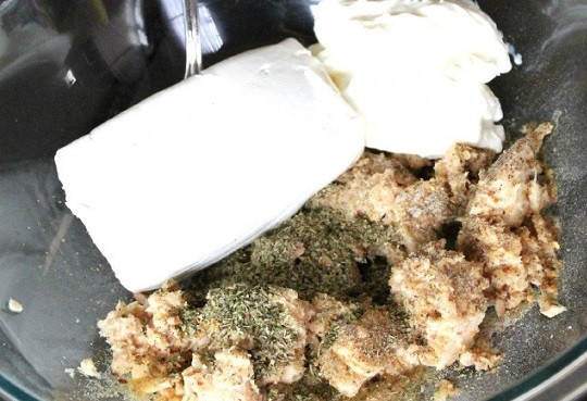 1. Этап. Рыба с брокколи и сыром: 2. В глубокую мисочку отправьте консервированный тунец, предварительно слив с него лишнюю жидкость. Добавьте крем-сыр и майонез. Посолите, всыпьте специи по вкусу и все тщательно перемешайте.