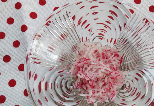 1. Этап. Салат Светленький: Натереть на крупной тёрке редис,