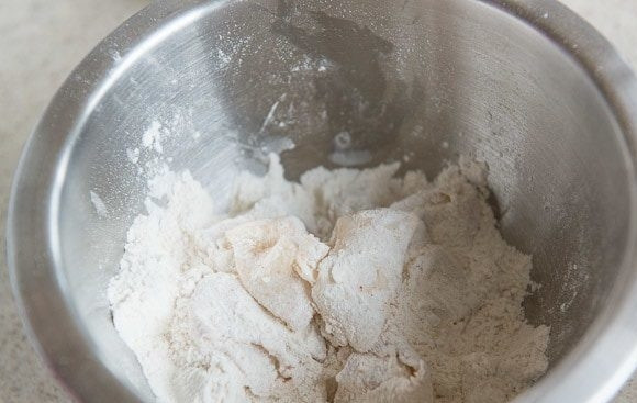 1. Этап. Кальмары фри: 4. Теперь кальмара обмакните в муке, потом в молоке и во второй чашке муки.